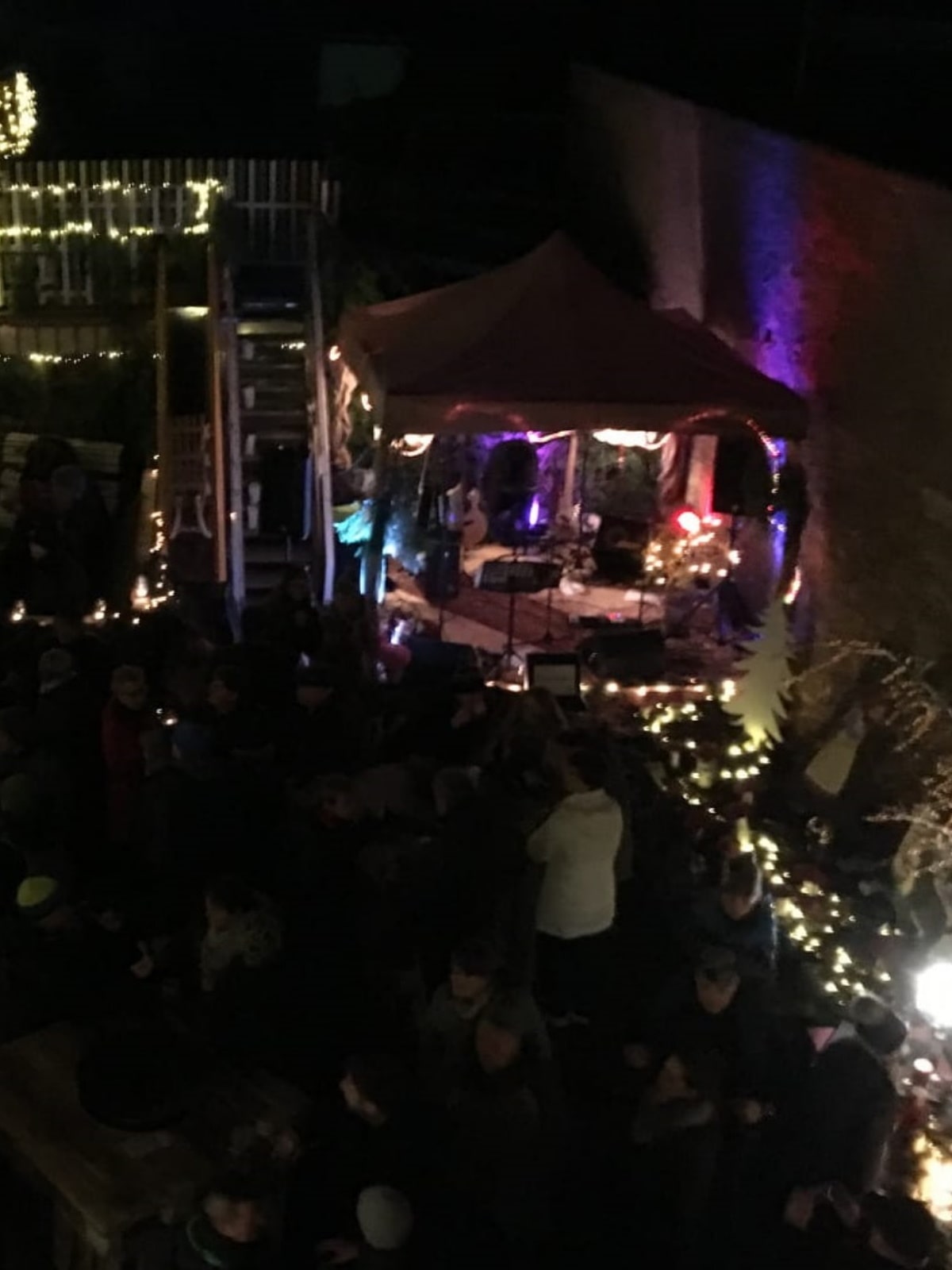 Auf dem Bild sieht man den Hof in welchem die Band gespielt hat. Das Bild ist von einem Balkon aus und bei Nacht fotografiert.